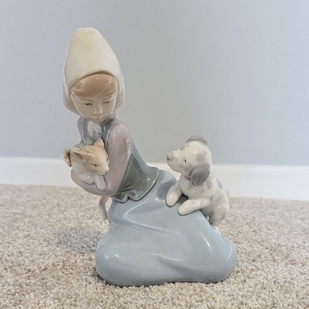 Collectible - Retired Lladro "Little Friskies" Piece